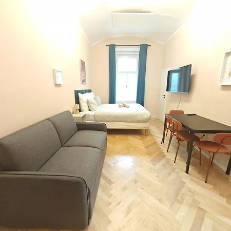 Spacious, Light In Vinohrady Prag