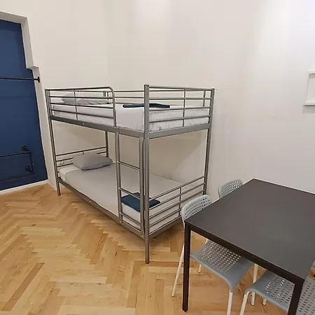 Apartment Spacious, Light In Vinohrady Prague