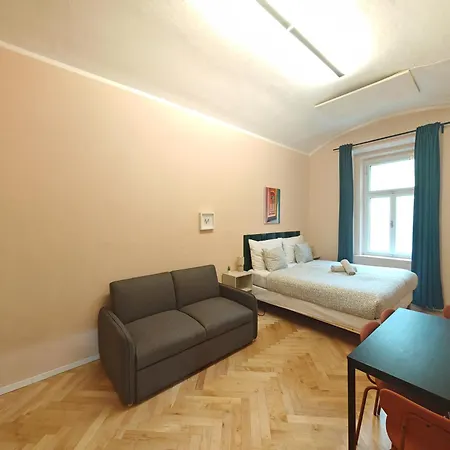 아파트 Spacious, Light In Vinohrady *