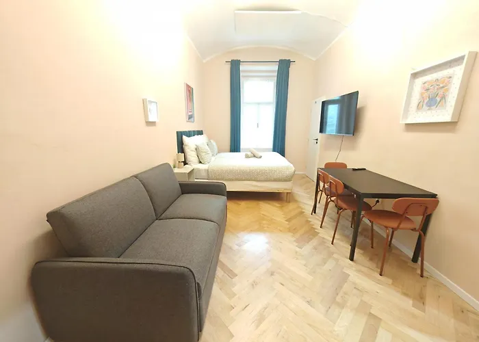 Spacious, Light In Vinohrady 프라하