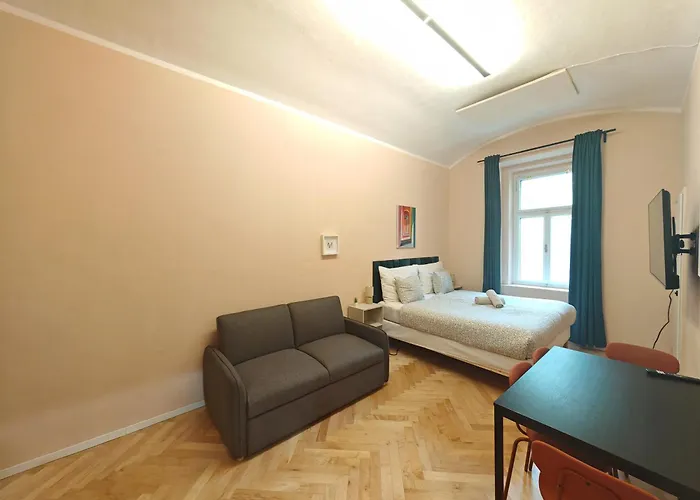 아파트 Spacious, Light In Vinohrady *